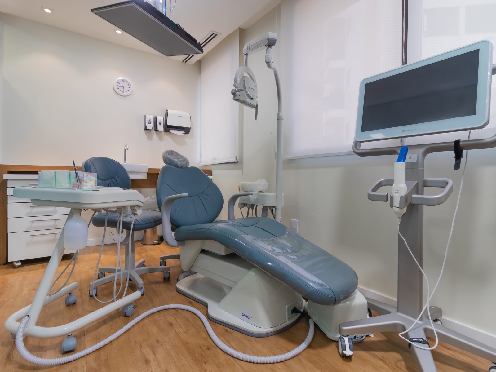 Consultório odontológico equipado para atendimento de adultos