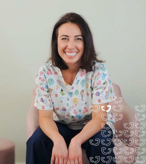 Dra. Milena Louzas — Responsável técnica e referência em Odontopediatria